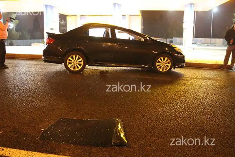 Тойота прокатилась на боку, а потом перевернулась на крышу в Алматы (фото), фото - Новости Zakon.kz от 24.10.2013 17:17