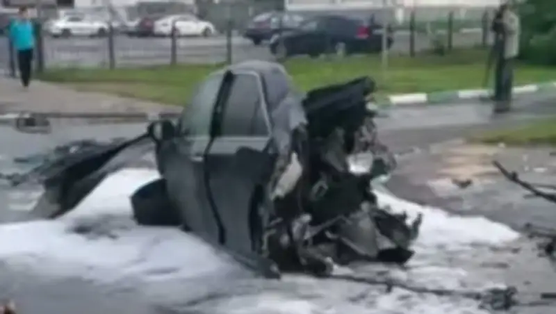 Toyota Camry разорвало пополам от удара о столб