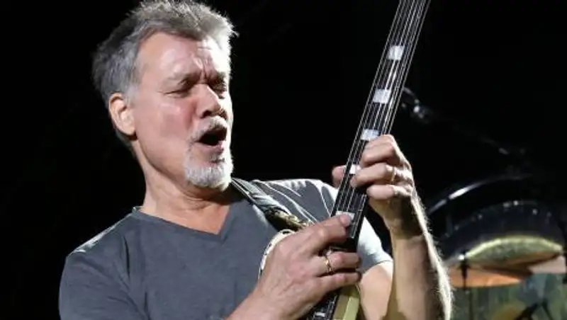 Умер легендарный рок-гитарист Эдди Ван Хален