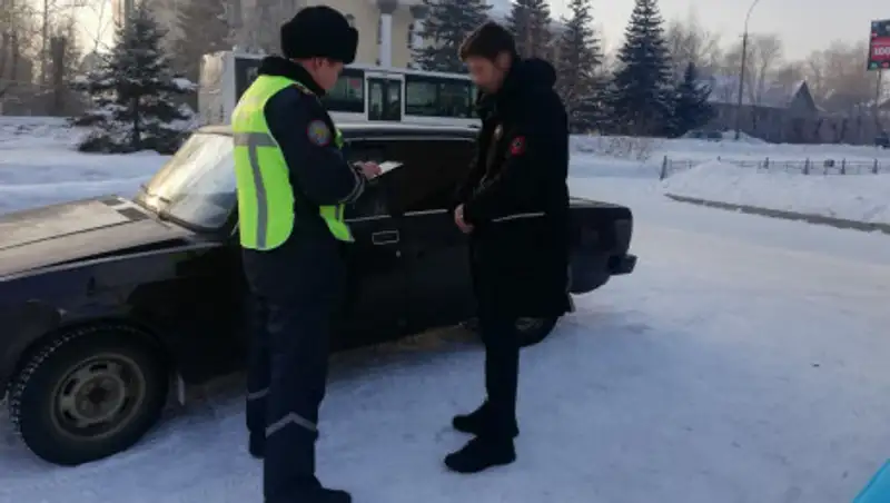 Любителя езды на капоте оштрафовали полицейские ВКО