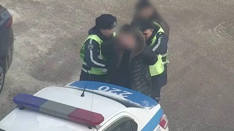 В Астане пьяный водитель без прав протащил полицейского 30 метров