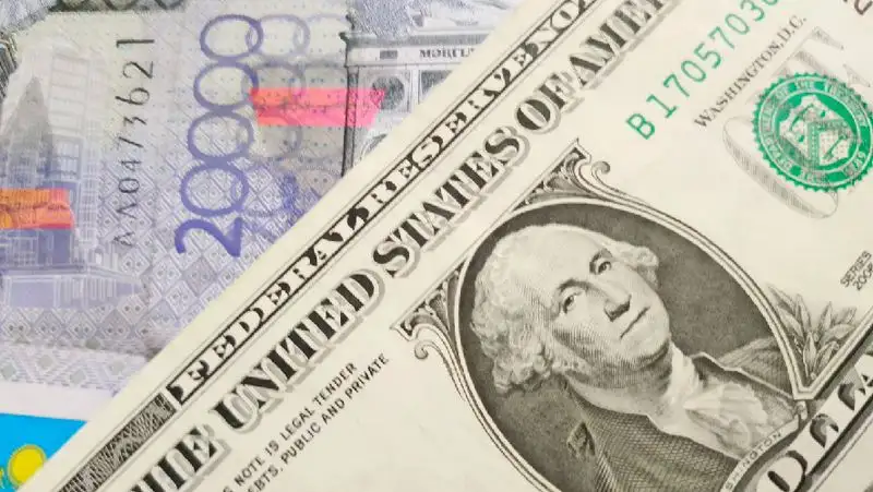 Курс доллара снизился на торгах