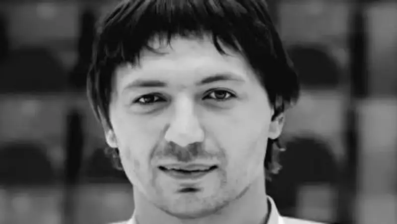 Экс-защитник сборной Казахстана по хоккею умер от КВИ