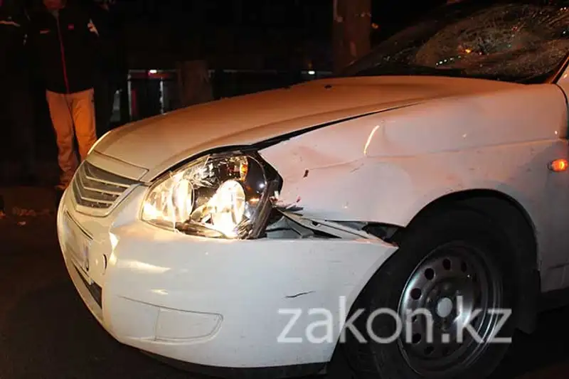 Пешеход, перебегавший дорогу в неположенном месте, попал под колеса Лады в Алматы (фото), фото - Новости Zakon.kz от 13.11.2013 18:08