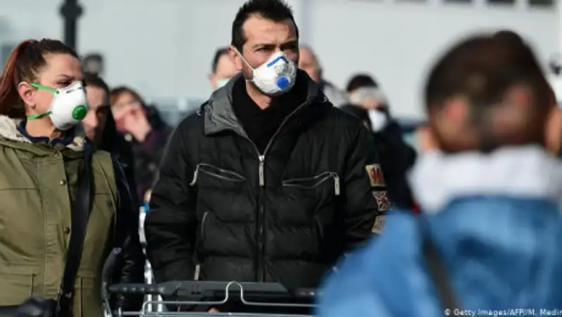 Врач назвал безопасную дистанцию между людьми при пандемии коронавируса