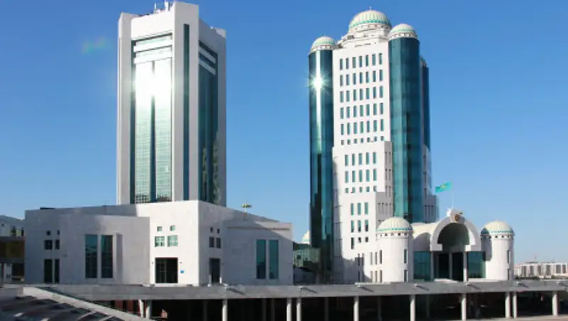 Первый канал «Евразия» анонсировал выход новой программы «Парламент online»