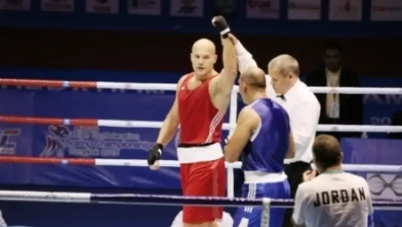 Василий Левит свой четвертьфинальный бой завершил нокаутом 