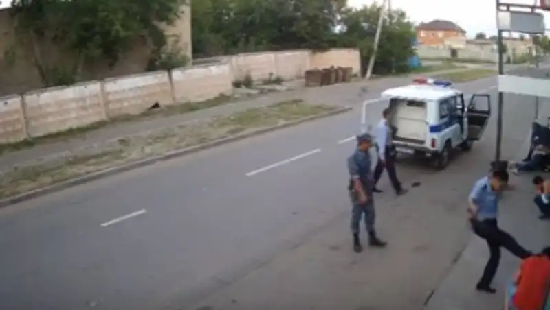 Пять лет запросили для полицейского, избившего посетителей кафе в Павлодаре