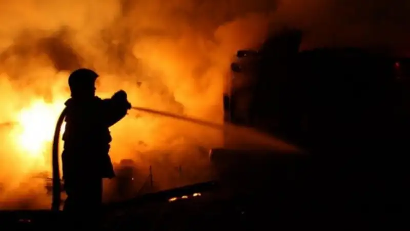 Пожар уничтожил 100 тыс бутылок с алкоголем на складе в Кокшетау