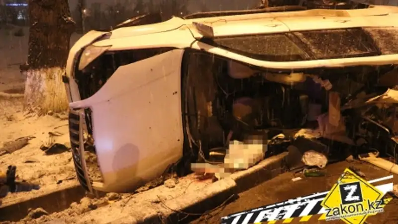 У внедорожника сорвало крышу в результате ДТП в Алматы, погиб водитель