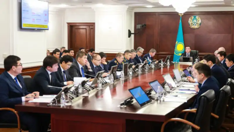 Премьер поручил наказать вице-министров за повышение цен на продукты