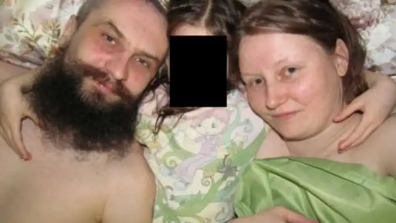 Семью латвийских извращенцев выгоняют из дома