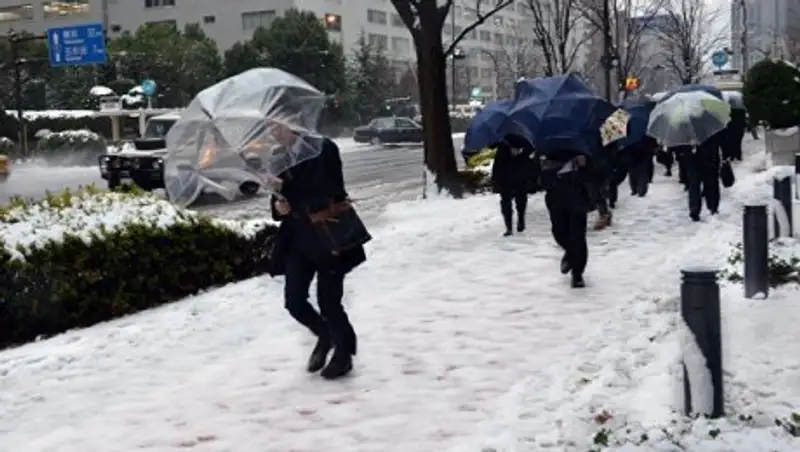 В Японии рекордные снегопады привели к заторам и перебоям с транспортом