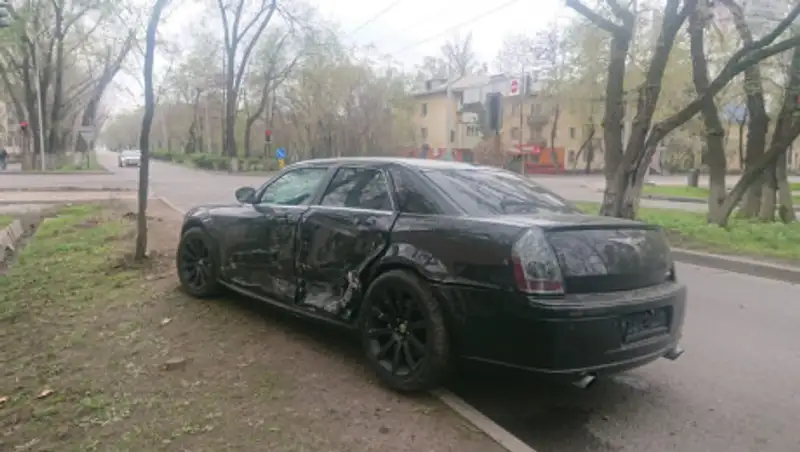 В Алматы произошло ДТП с участием полицейского авто и Chrysler