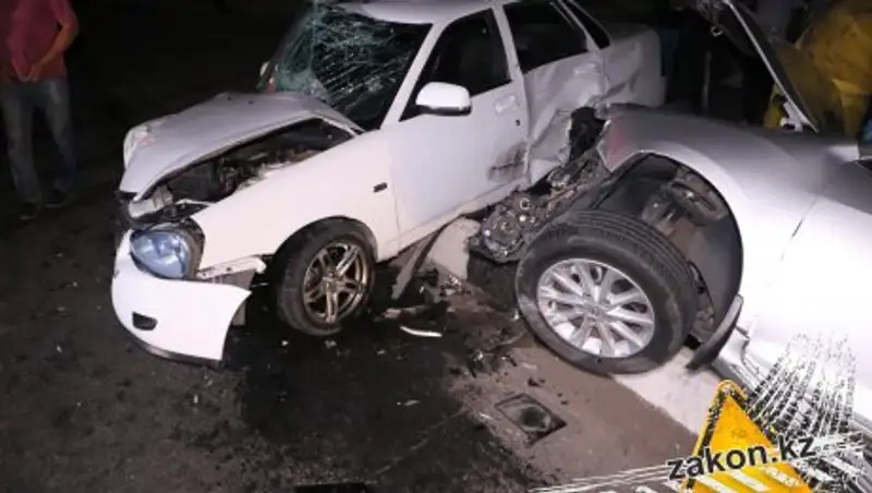 В Алматы два автомобиля едва не вылетели в реку