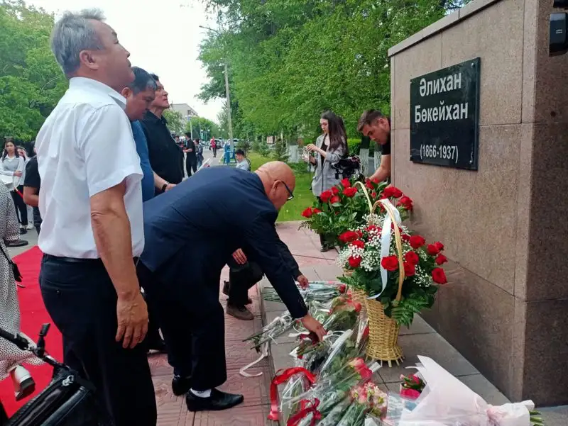 Потомки жертв политических репрессий принесли цветы к памятникам Алихана Бокейханова, Мухтара Ауэзова в Семее, фото - Новости Zakon.kz от 31.05.2023 16:12