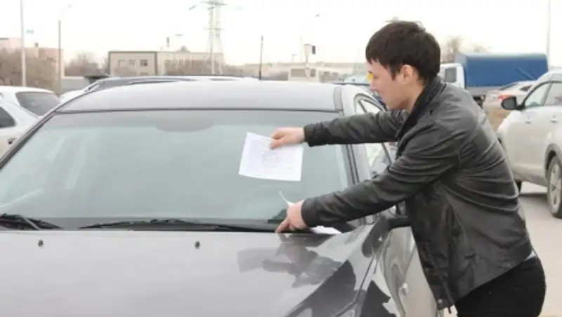 Сотрудники прокуратуры Актау раздают жителям города листовки, призывающие оплатить штрафы