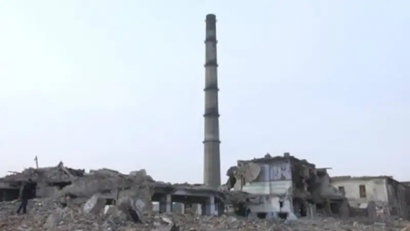 Башню свинцового завода в Шымкенте сносят шестой день