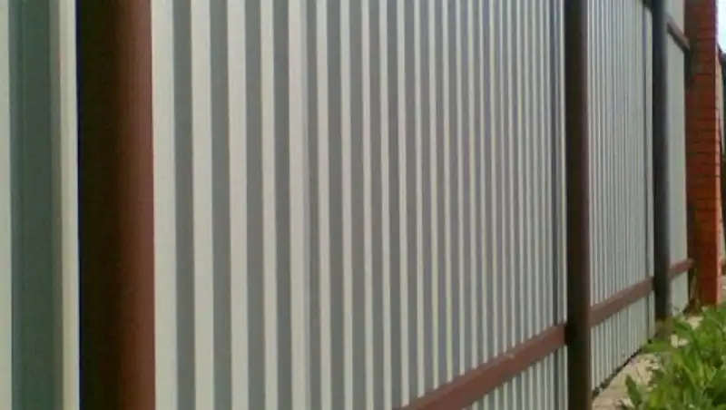 В Алматы сносят заборы возле кафе и магазинов