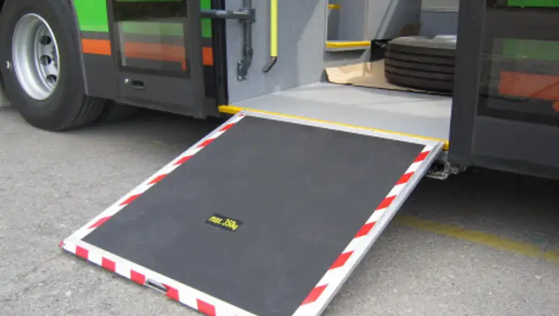 В столице уволили водителя, не взявшего в автобус человека в коляске