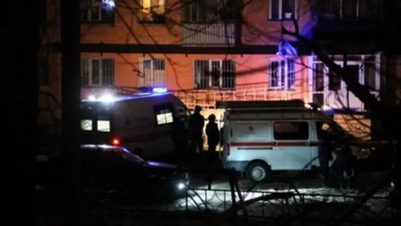 В Павлодаре девушка вышла покурить и случайно упала с балкона