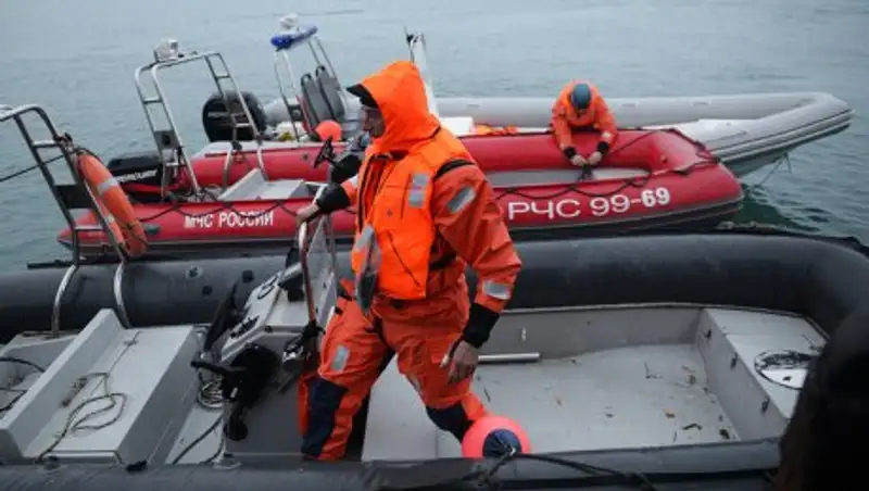 Водолазы подняли на поверхность тело командира Ту-154