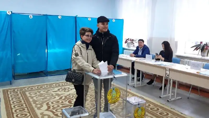 Роза Рымбаева и Али Окапов проголосовали на выборах, фото - Новости Zakon.kz от 20.11.2022 04:00