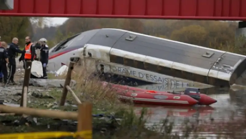 Скоростной поезд сошел с рельсов во Франции, пять человек погибли