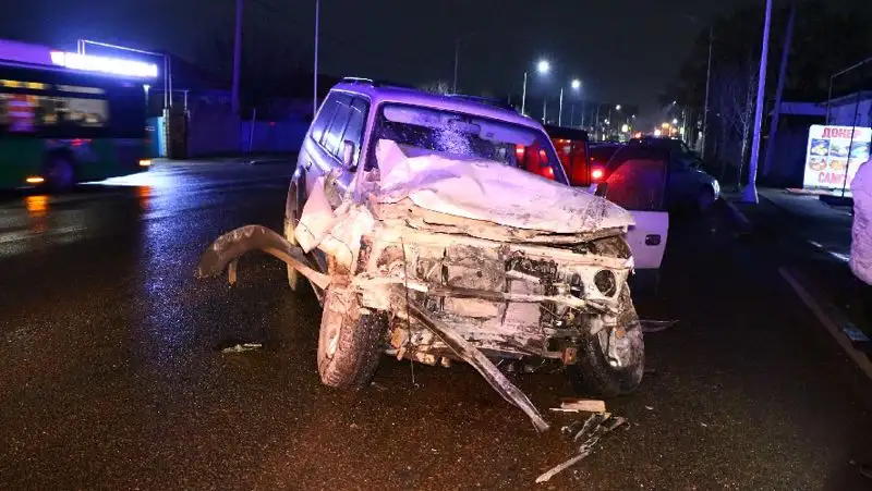 Водитель на угнанном авто совершил жесткое ДТП в Алматы
