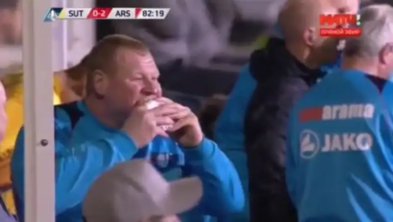 «Саттон Юнайтед» расторг контракт с поевшим во время матча вратарем