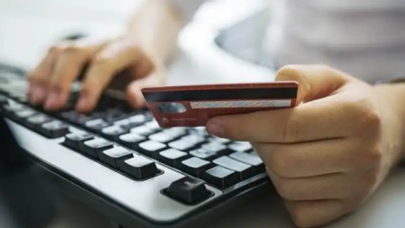 Жительницу Рудного обманул мошенник после рекламы известного блогера