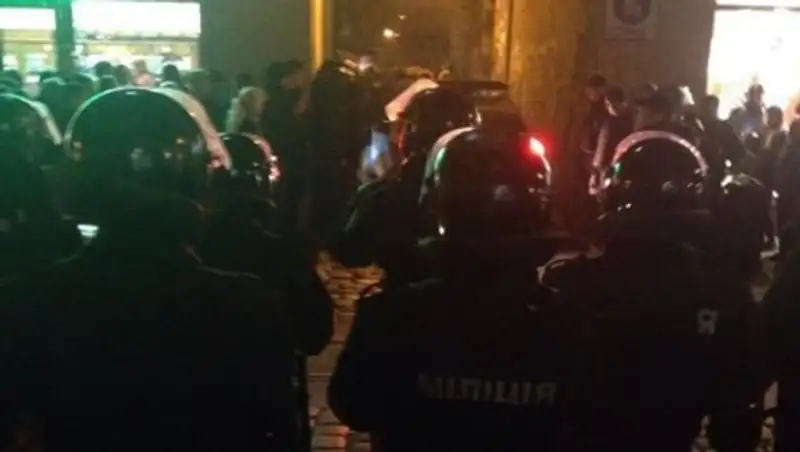 Украинские и шведские фанаты устроили массовую драку во Львове