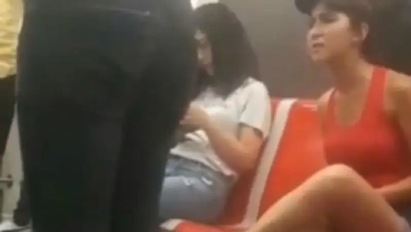 В бакинском метро уятмены и хулители раскритиковали девушку в шортах