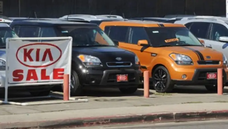 Kia перестала выдавать оплаченные автомобили россиянам из-за девальвации рубля