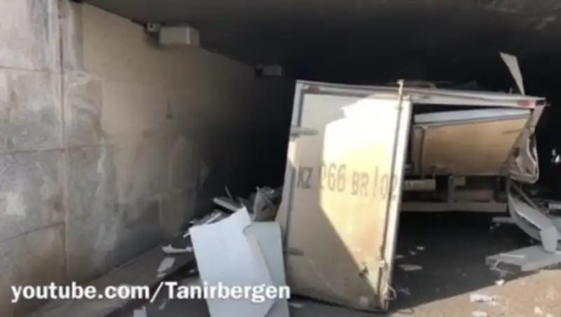 Грузовая ГАЗель не вписалась в тоннель в Астане