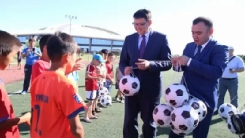 Власти Талдыкоргана раздали 1000 мячей детям города  