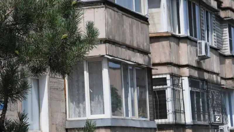 «Выгоняет духов из квартиры» — женщина в Таразе засыпала подъезд солью