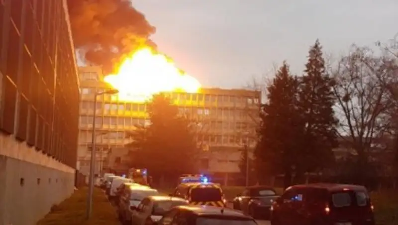 Во Франции прогремела серия мощных взрывов в университете