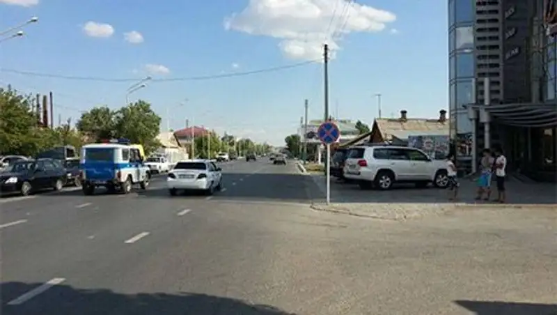 В Кызылорде знаки «Остановка запрещена» установлены возле аптек и магазинов