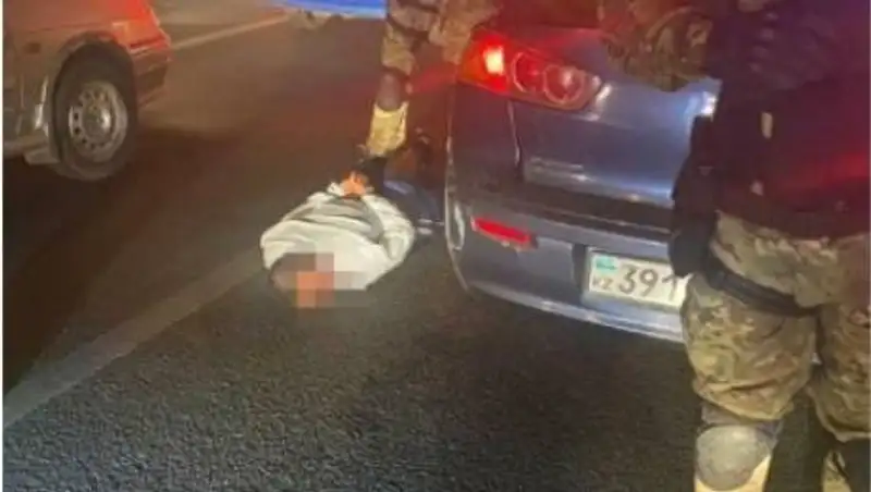 Блогера подозревают в вымогательстве денег у полицейских в Алматы