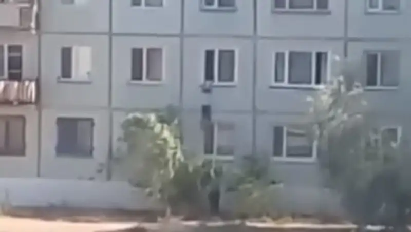 Жительница Балхаша спасла подростка, падающего из окна многоэтажки
