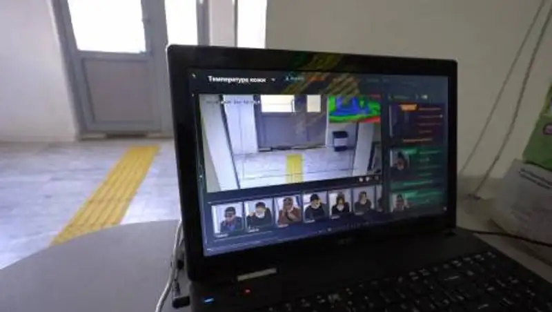 В Атырауской поликлинике робот начал измерять температуру на входе