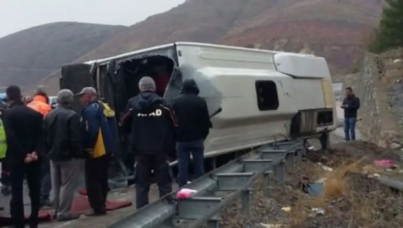 В Турции перевернулся пассажирский автобус, погибли двое