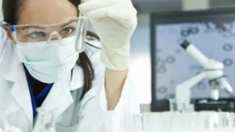 Кто первым должен получить вакцину от COVID-19, рассказал инфекционист