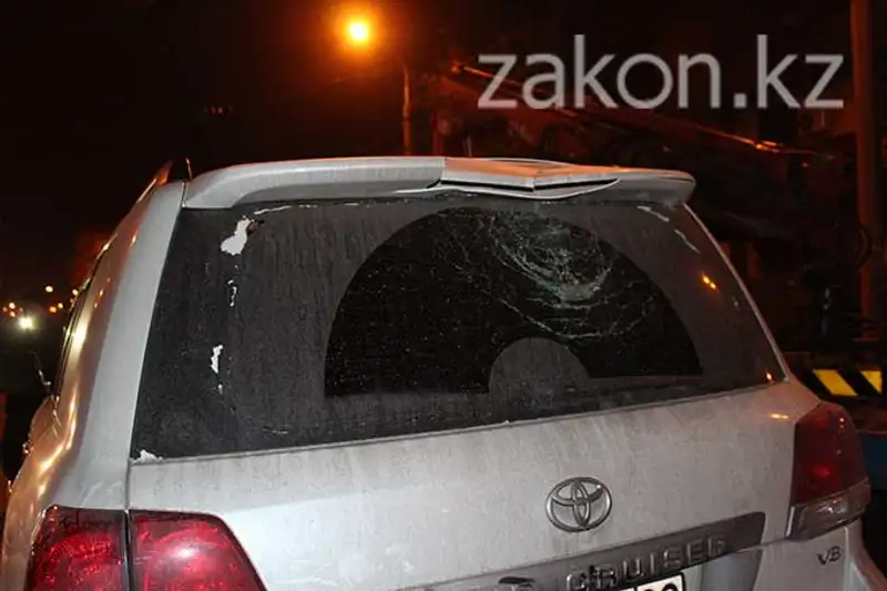В Алматы водитель джипа после столкновения с такси утверждал, что его не было в машине, фото - Новости Zakon.kz от 13.11.2013 19:39