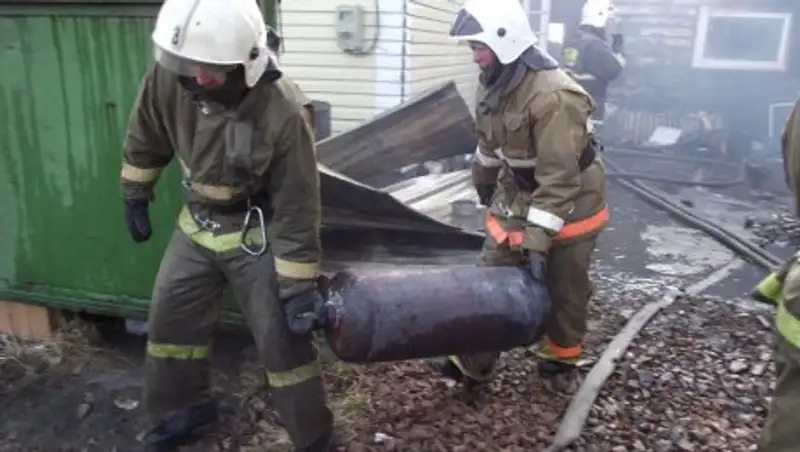 В Петропавловске пожар уничтожил строящийся двухэтажный дом