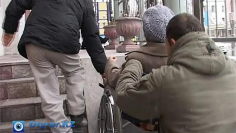 По пандусу для инвалидов могут проехать только «экстремалы» - Логутов, фото - Новости Zakon.kz от 20.11.2013 23:30