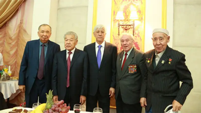 Аким Алматинской области встретился с ветеранами