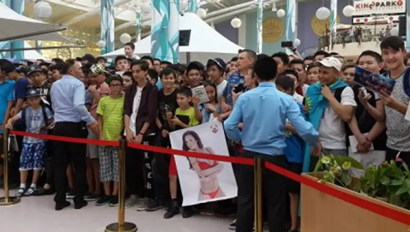 Фанаты сорвали пресс-конференцию с чемпионами по киберспорту в Астане