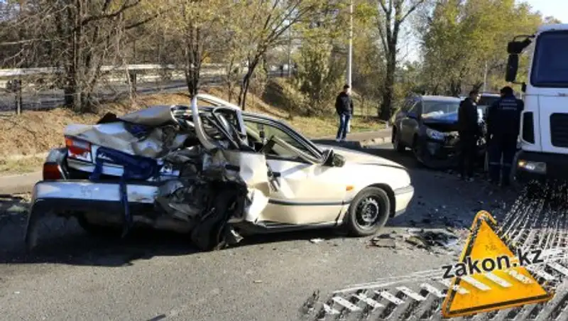 Багажник вмяло в салон: военнослужащий погиб в ДТП в Алматы